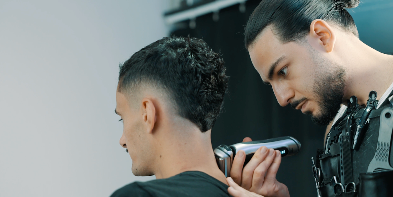 Oihan Barber أثناء العمل في صالونه